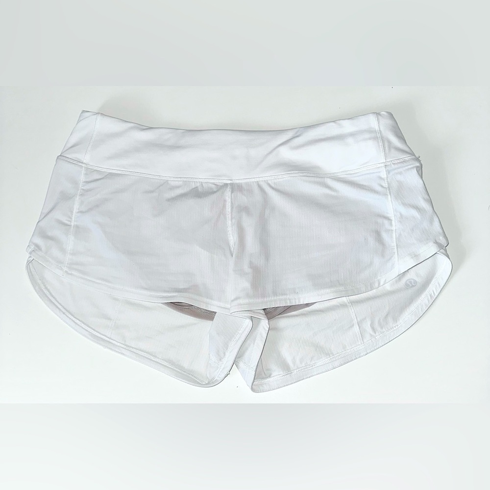 women’s white Lululemon speed up shorts 2.5 inch low rise SZ 8